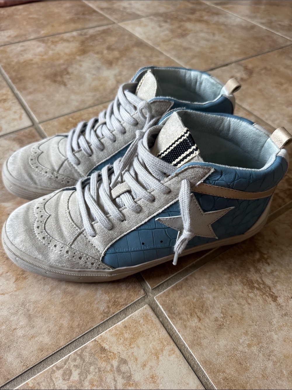 Womens High-Top Sneakers in Light Gray and Blue - Star Accent